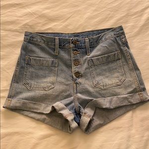 High waisted Levi’s denim shorts. 70’s inspired.